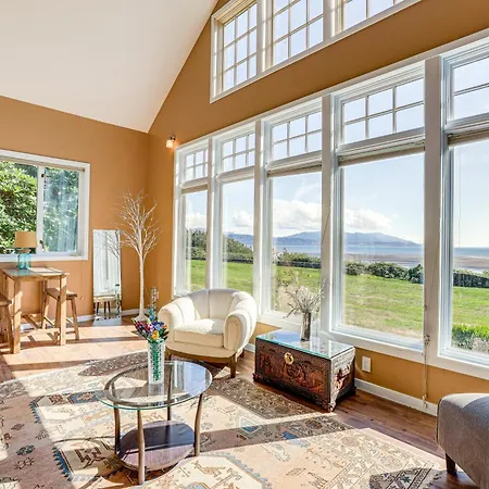 Waterfront Bellingham Bliss Steps To Beach!
